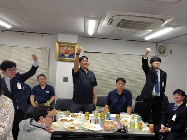 新入社員の歓迎会（社内でたこ焼きパーティー）