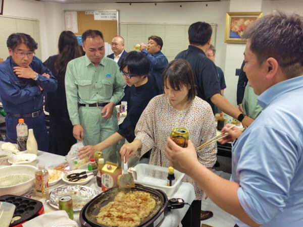 新入社員の歓迎会（社内でたこ焼きパーティー）